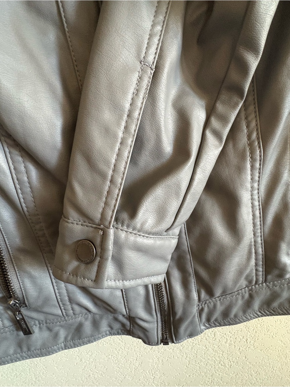 JouJou Women’s Gray Faux Leather Moto Jacket with Plush Lining, Sz M - Picture 6 of 11